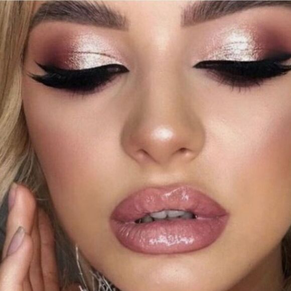 MAC Dazzleshadow EXTREME in Yes to Sequins (Light Gold with Pink Pearl) - Picture 6 of 16